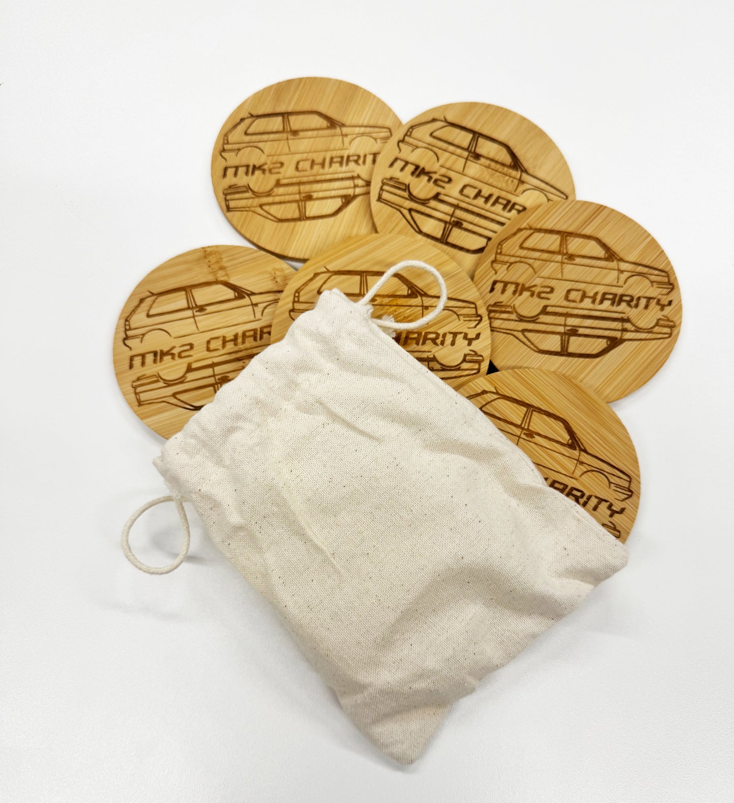 MK2 Charity Untersetzer-Set – 6 Bambus-Untersetzer im Jutebeutel