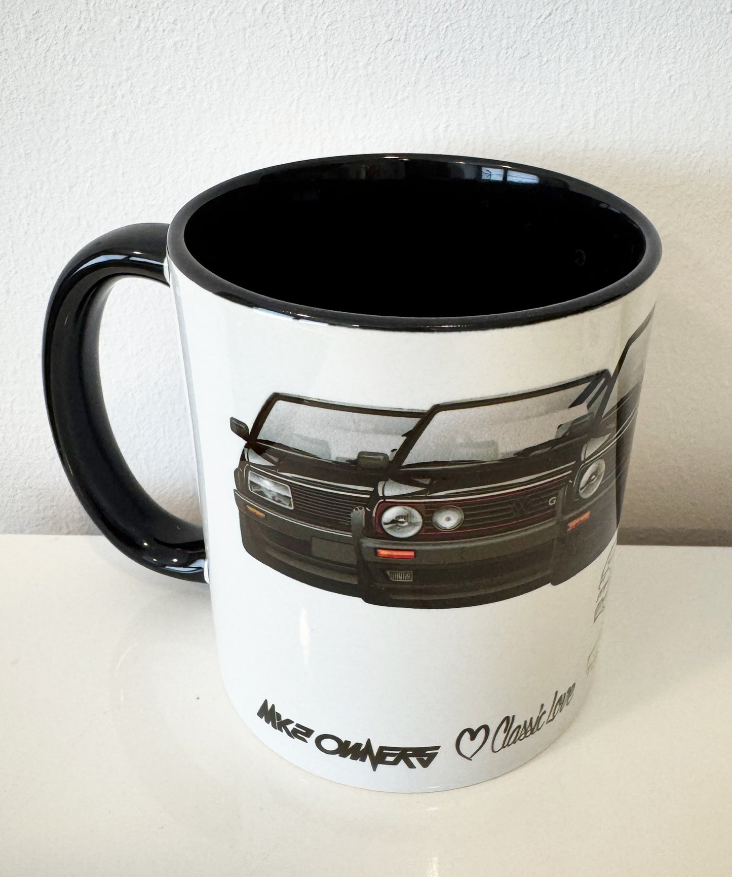 MK2 Charity Keramiktasse – Schwarz-Weiß mit Statement