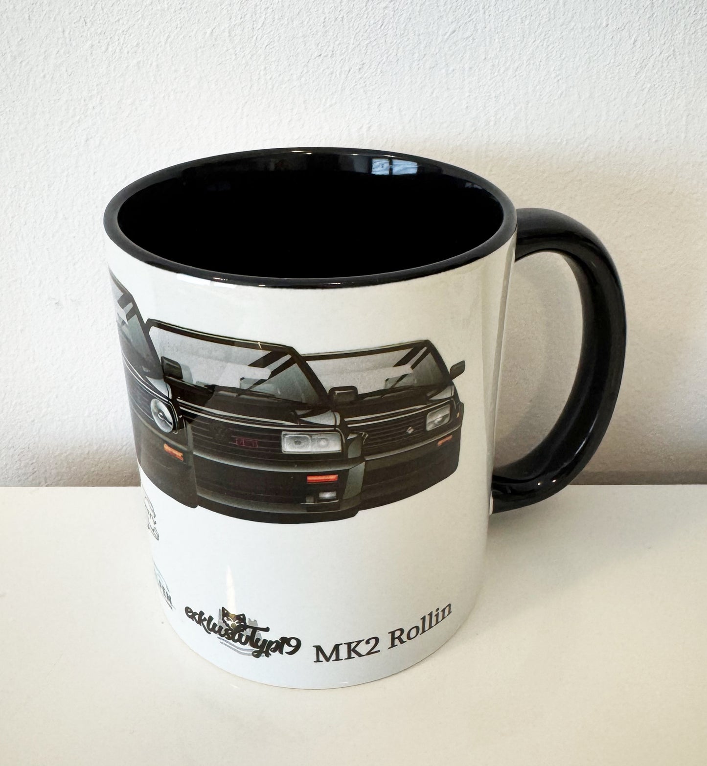 MK2 Charity Keramiktasse – Schwarz-Weiß mit Statement