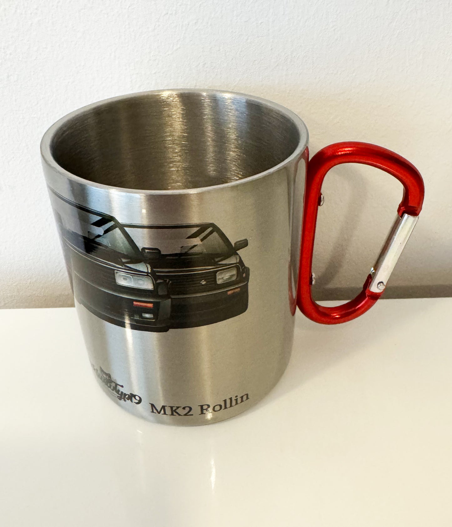 MK2 Charity Stahltasse – Silber mit rotem Karabinergriff