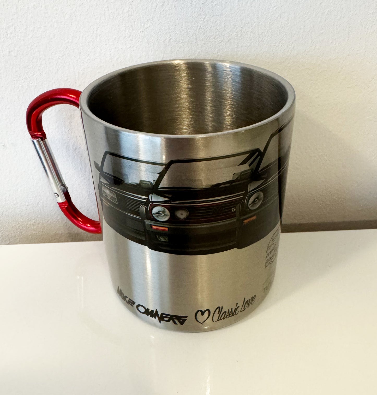 MK2 Charity Stahltasse – Silber mit rotem Karabinergriff