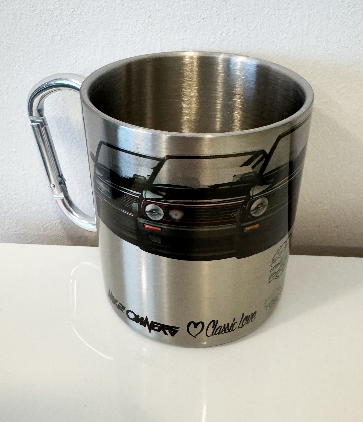 MK2 Charity Stahltasse – Silber mit Karabinergriff