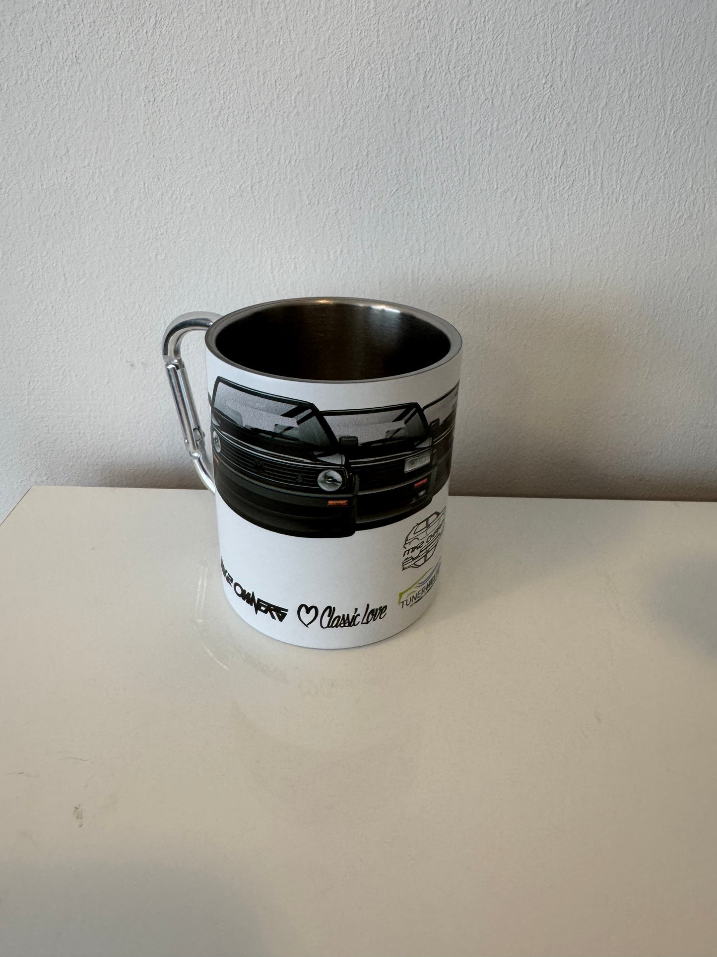 MK2 Charity Stahltasse – Vintage-Look mit Karabiner