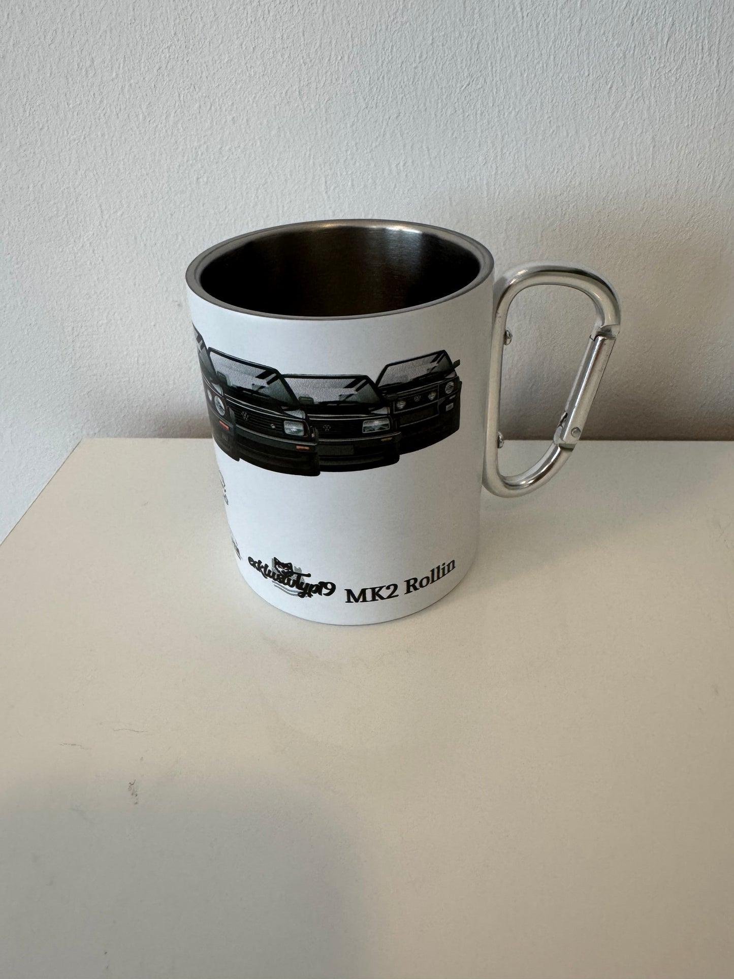 MK2 Charity Stahltasse – Vintage-Look mit Karabiner