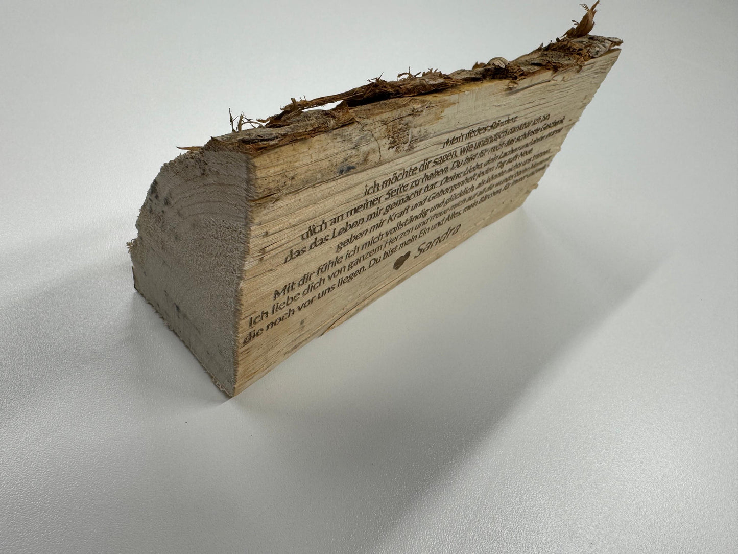 Personalisierter Holzscheit mit Gravur