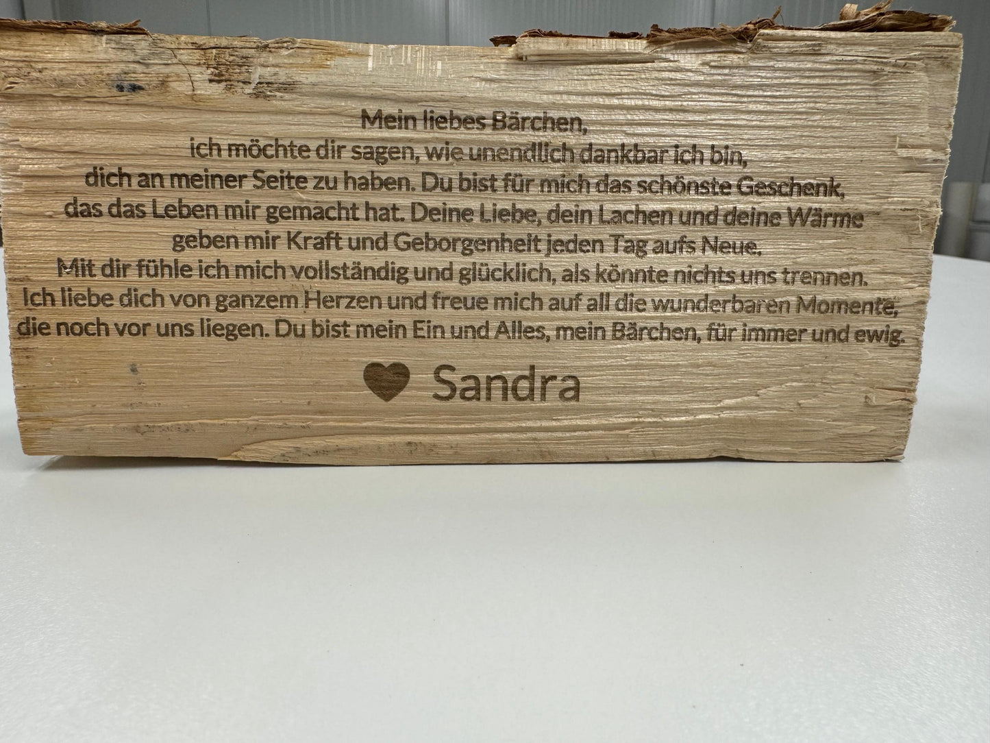Personalisierter Holzscheit mit Gravur