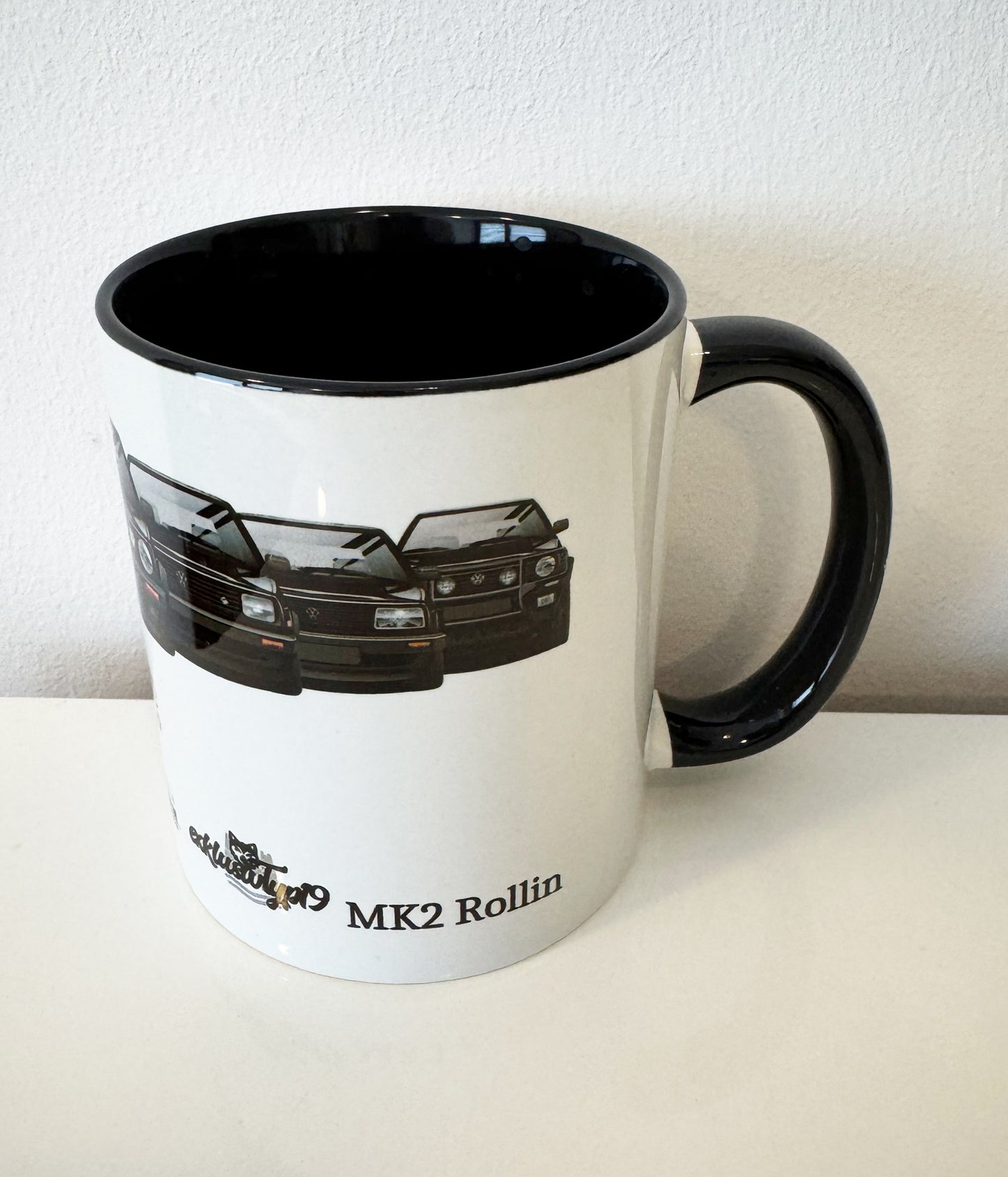 MK2 Charity Keramiktasse – Schwarz-Weiß mit Statement
