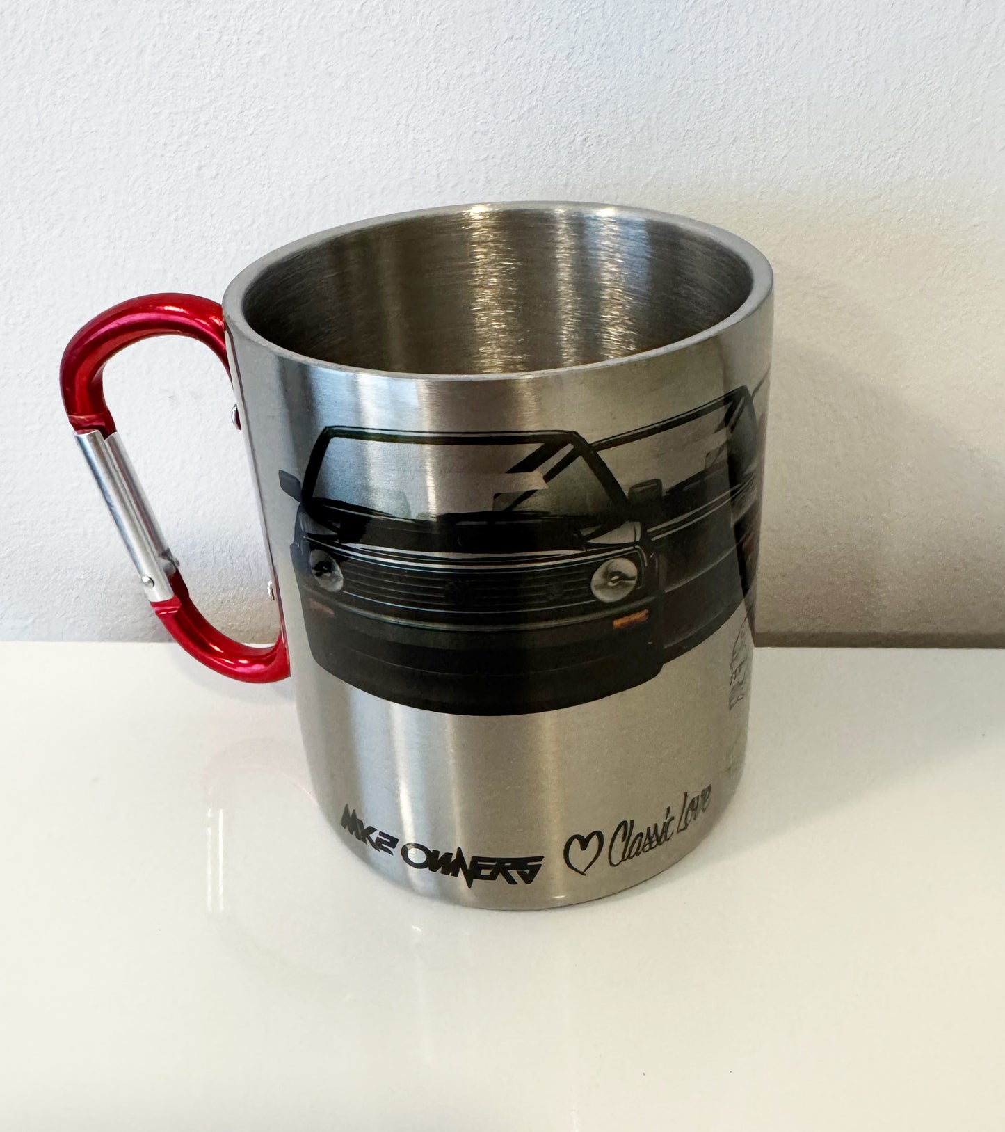 MK2 Charity Stahltasse – Silber mit rotem Karabinergriff
