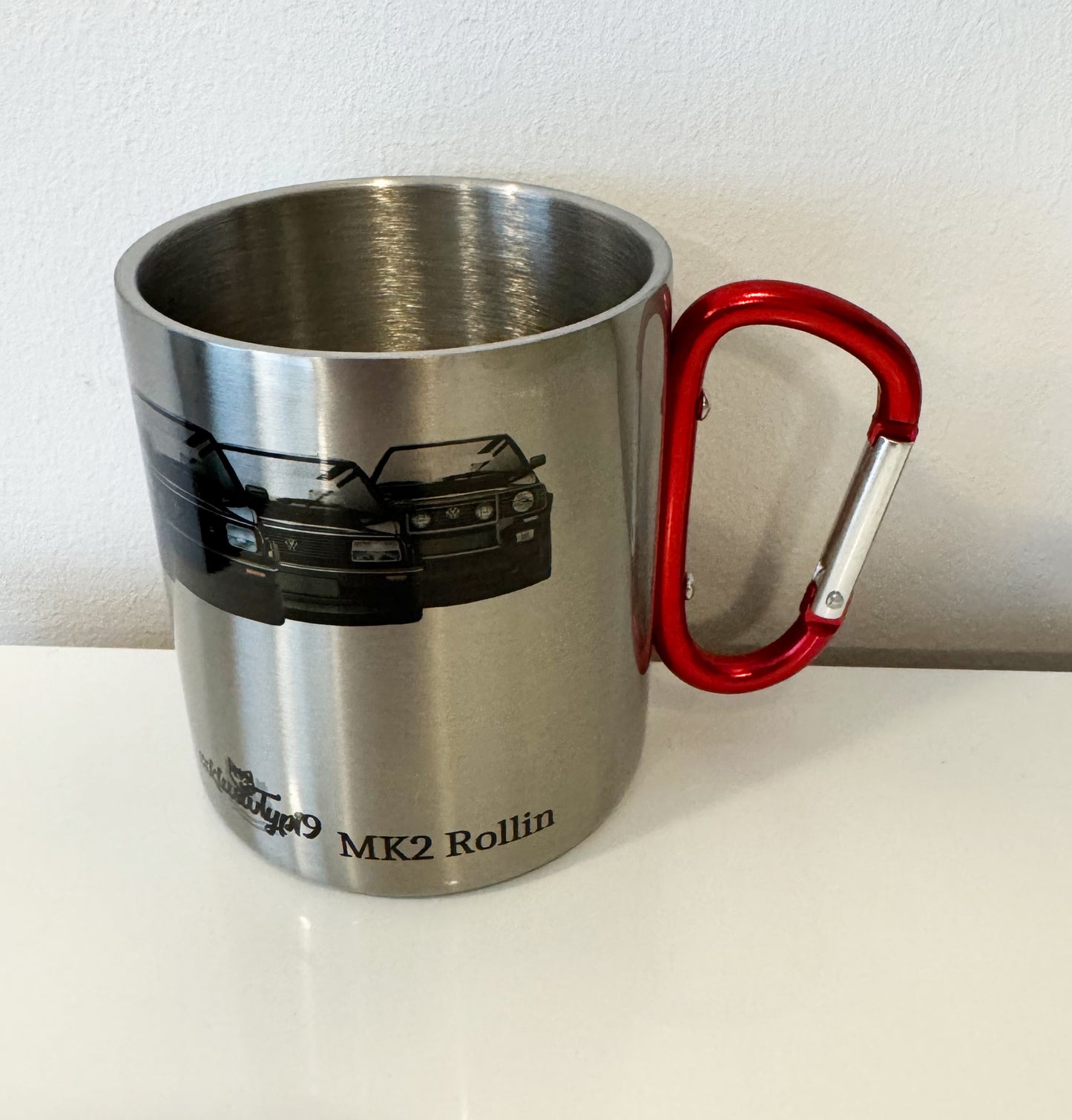 MK2 Charity Stahltasse – Silber mit rotem Karabinergriff