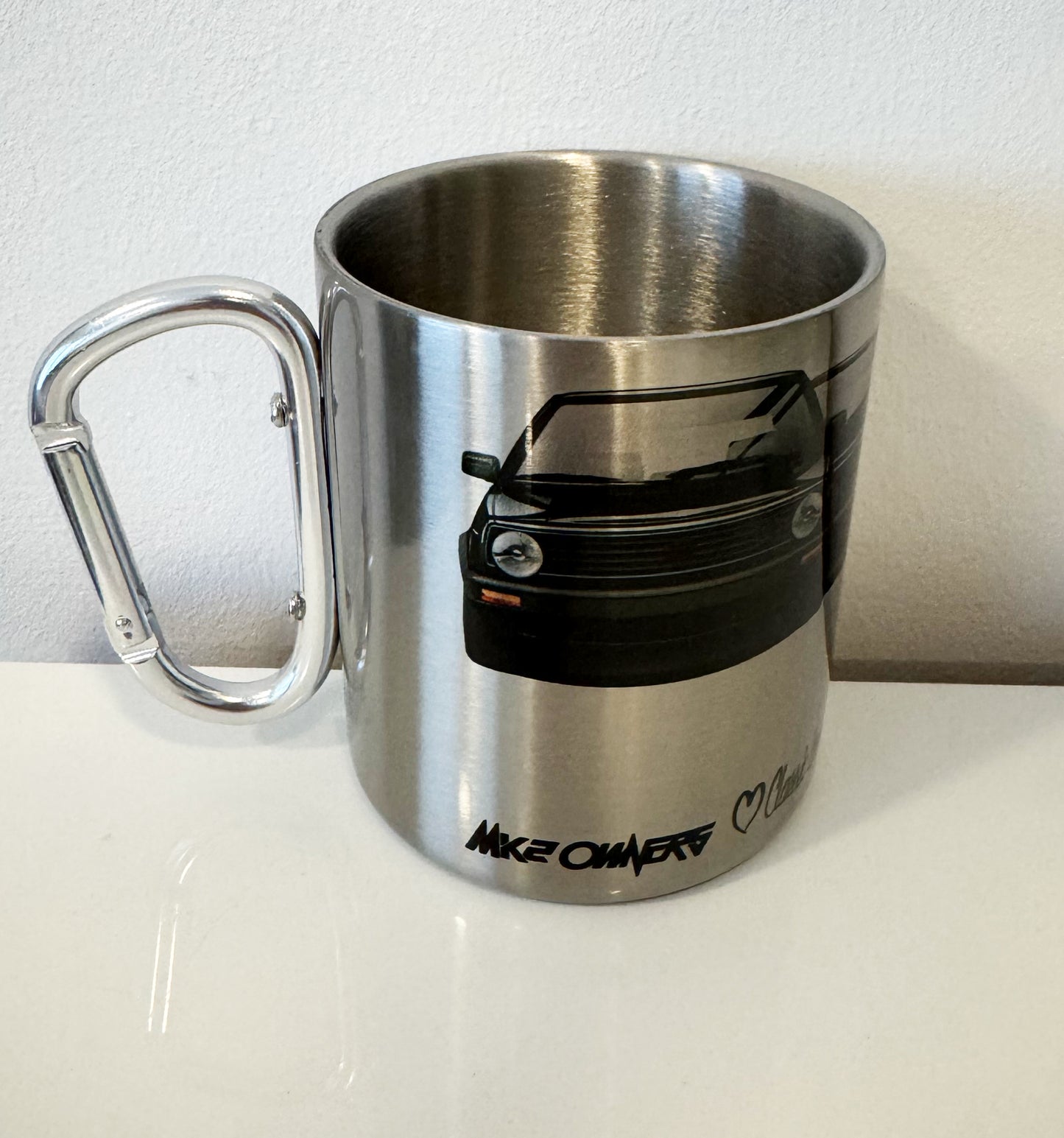 MK2 Charity Stahltasse – Silber mit Karabinergriff