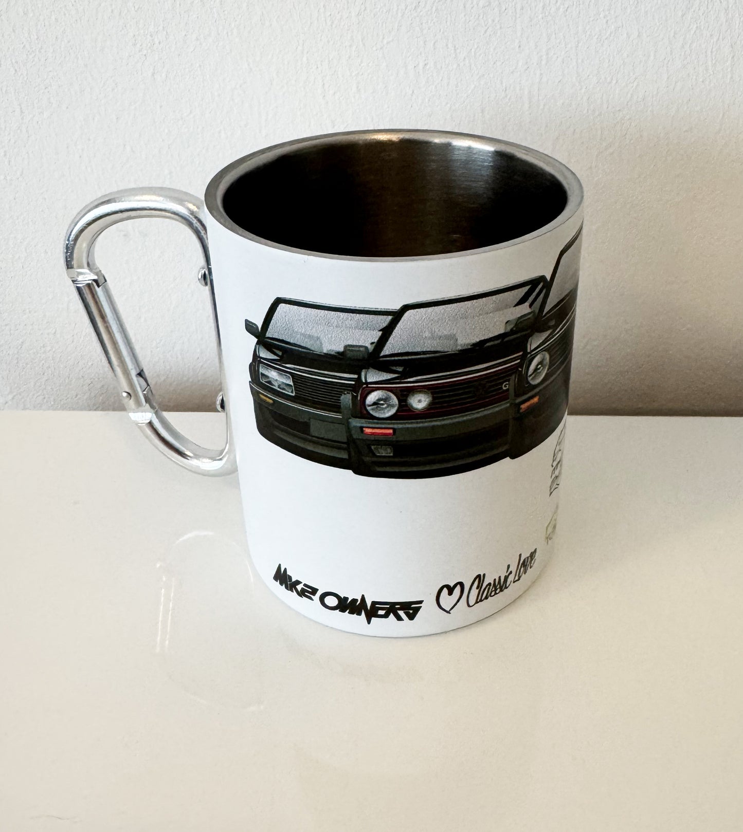 MK2 Charity Stahltasse – Vintage-Look mit Karabiner