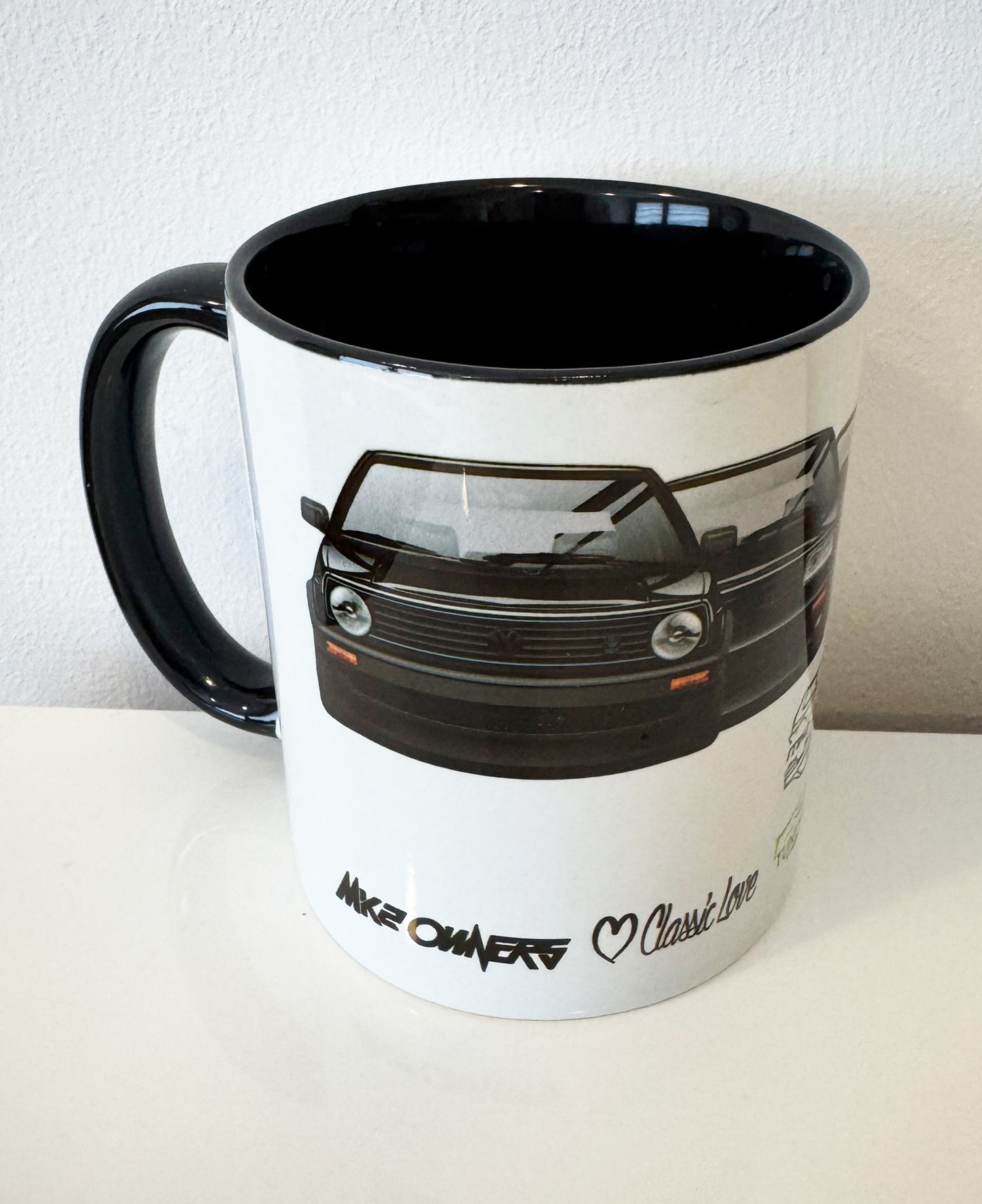 MK2 Charity Keramiktasse – Schwarz-Weiß mit Statement